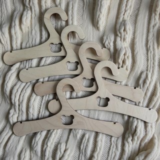 Zestaw 5 personalizowanych wieszaków z ozdobnym wycięciem