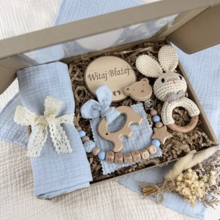 Zestaw prezentowy z drewnianą zawieszką do smoczka Lace Decor & Dark Wood i zabawko -grzechotką
